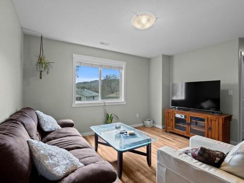 10-1741 Tranquille Rd, Kamloops, BC - Indoor Photo Showing Living Room