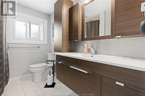 3675 St.Patrick'S, Windsor, ON - Indoor Photo Showing Bathroom