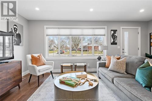 3675 St.Patrick'S, Windsor, ON - Indoor Photo Showing Living Room