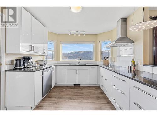 5226 Sutherland Road, Peachland, BC - Indoor Photo Showing Kitchen