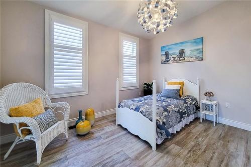 17 Miller Drive, Ancaster, ON - Indoor Photo Showing Bedroom