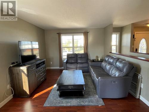 1437 104 Avenue, Dawson Creek, BC - Indoor Photo Showing Living Room