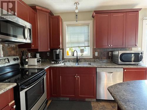 1437 104 Avenue, Dawson Creek, BC - Indoor Photo Showing Kitchen With Double Sink