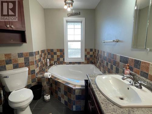 1437 104 Avenue, Dawson Creek, BC - Indoor Photo Showing Bathroom