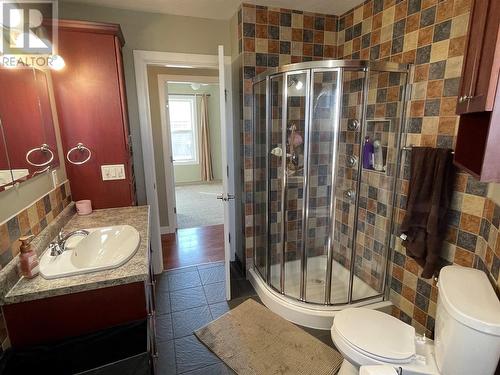 1437 104 Avenue, Dawson Creek, BC - Indoor Photo Showing Bathroom