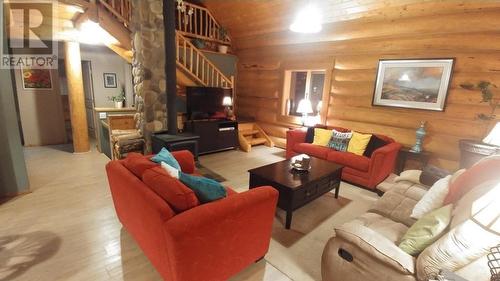 7017 Little Green Lake Road, 70 Mile House, BC - Indoor Photo Showing Living Room