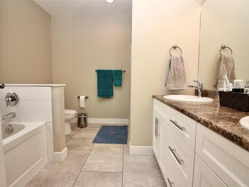 2012 Elkridge Drive, West Kelowna, BC - Indoor Photo Showing Bathroom