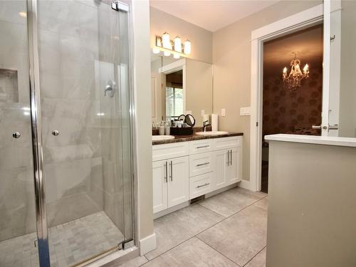 2012 Elkridge Drive, West Kelowna, BC - Indoor Photo Showing Bathroom