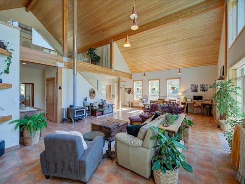 1124 Fish Lake Road, Summerland, BC - Indoor Photo Showing Living Room