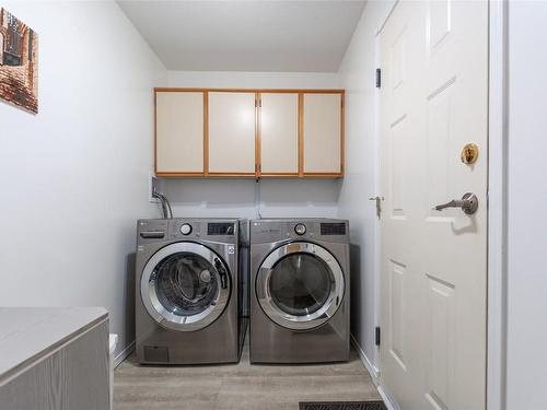 105-1634 Carmi Avenue, Penticton, BC - Indoor Photo Showing Laundry Room