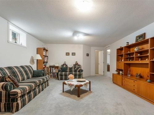 105-1634 Carmi Avenue, Penticton, BC - Indoor Photo Showing Living Room