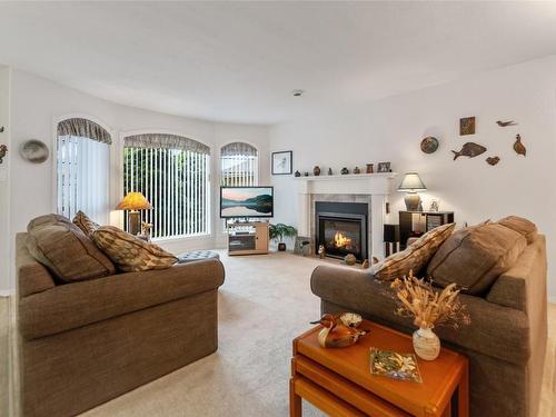 105-1634 Carmi Avenue, Penticton, BC - Indoor Photo Showing Living Room With Fireplace