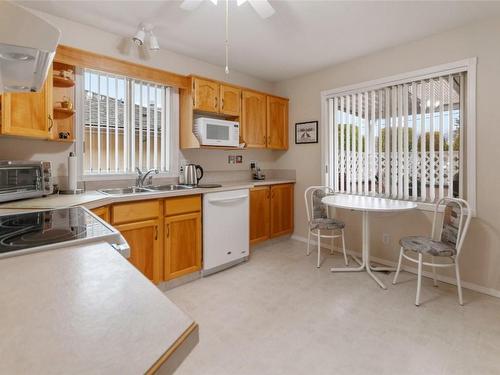 105-1634 Carmi Avenue, Penticton, BC - Indoor Photo Showing Kitchen With Double Sink