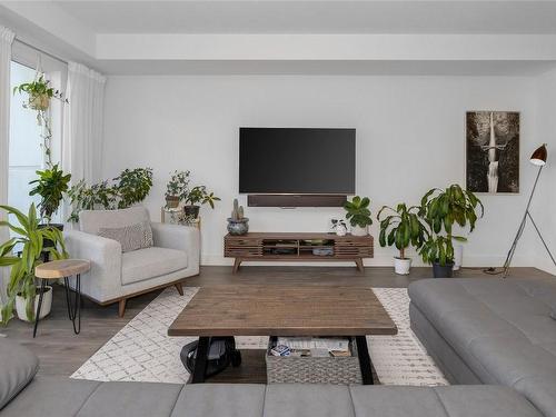 7-720 Valley Road, Kelowna, BC - Indoor Photo Showing Living Room