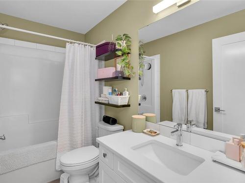 7-720 Valley Road, Kelowna, BC - Indoor Photo Showing Bathroom