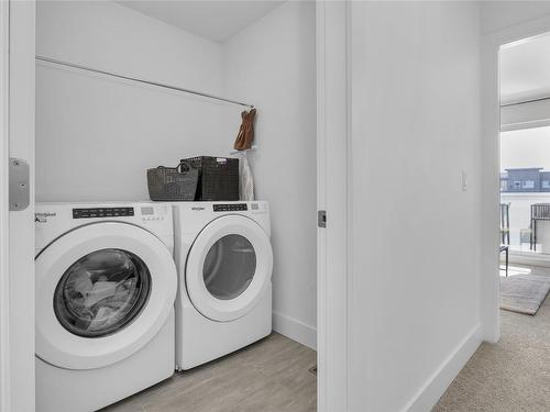 7-720 Valley Road, Kelowna, BC - Indoor Photo Showing Laundry Room