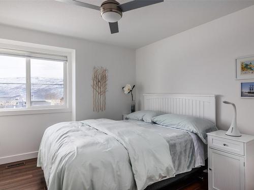 6064 Ellison Avenue, Peachland, BC - Indoor Photo Showing Bedroom