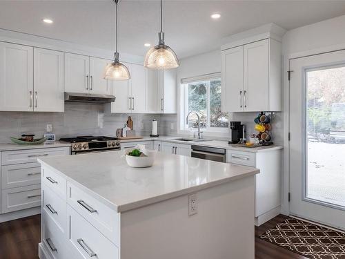 6064 Ellison Avenue, Peachland, BC - Indoor Photo Showing Kitchen With Upgraded Kitchen