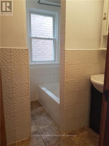 100 Belmont Ave, Hamilton, ON - Indoor Photo Showing Bathroom