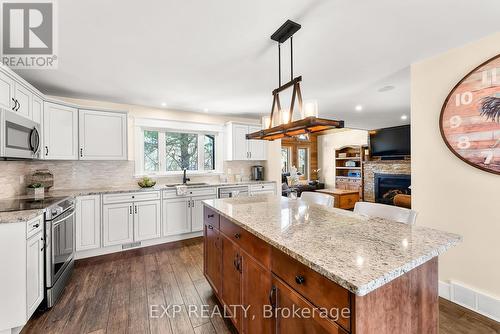 617 Chapin Pkwy, Fort Erie, ON - Indoor Photo Showing Kitchen With Upgraded Kitchen