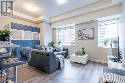 #402 -150 Main St W, Hamilton, ON - Indoor Photo Showing Living Room