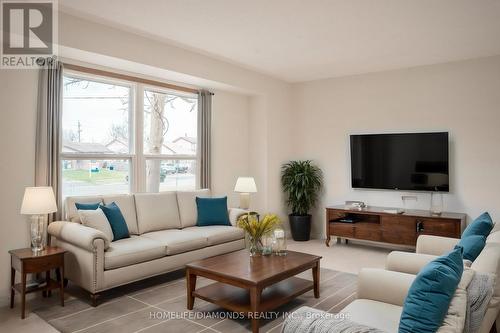 126 Northgate Drive, Welland, ON - Indoor Photo Showing Living Room