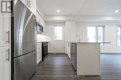 84 - 39 Honeycrisp Crescent, Vaughan, ON - Indoor Photo Showing Kitchen With Stainless Steel Kitchen
