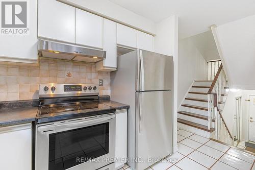 24 Kelso Cres, Vaughan, ON - Indoor Photo Showing Kitchen