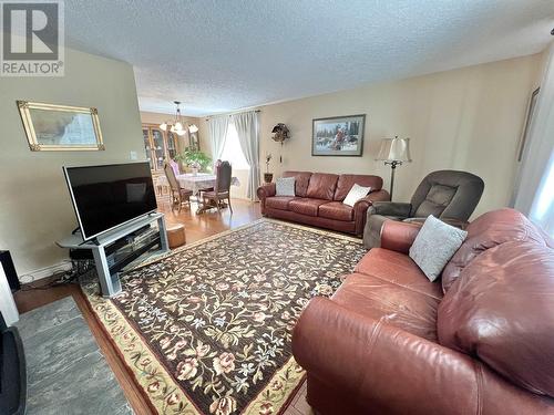 3467 Dale Lake Road, Quesnel, BC - Indoor Photo Showing Living Room