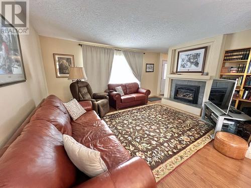 3467 Dale Lake Road, Quesnel, BC - Indoor Photo Showing Living Room With Fireplace