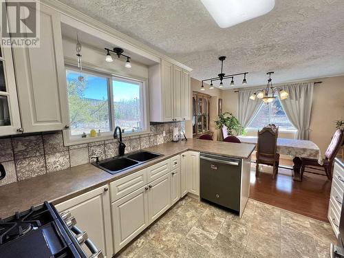 3467 Dale Lake Road, Quesnel, BC - Indoor Photo Showing Kitchen With Double Sink