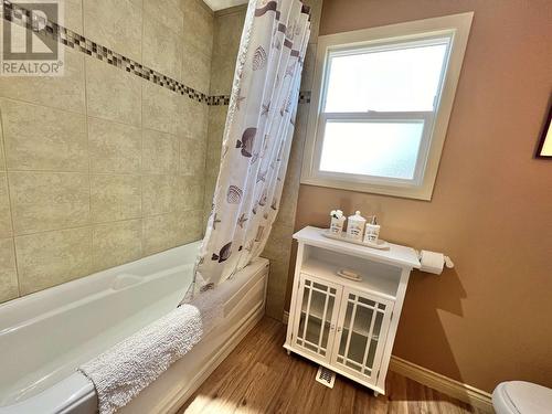 3467 Dale Lake Road, Quesnel, BC - Indoor Photo Showing Bathroom