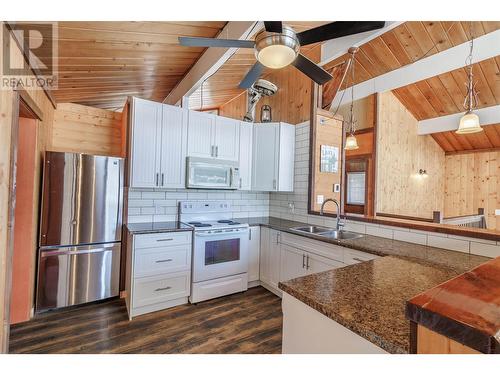 6299 Mulligan Drive, Horse Lake, BC - Indoor Photo Showing Kitchen With Double Sink