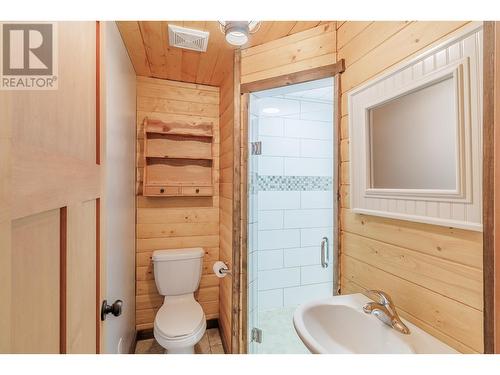 6299 Mulligan Drive, Horse Lake, BC - Indoor Photo Showing Bathroom