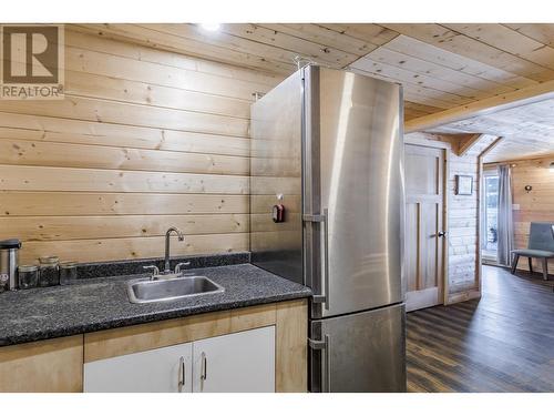 6299 Mulligan Drive, Horse Lake, BC - Indoor Photo Showing Kitchen