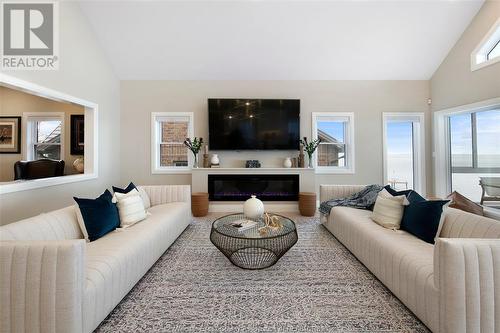 1696 Caille Avenue, Lakeshore, ON - Indoor Photo Showing Living Room