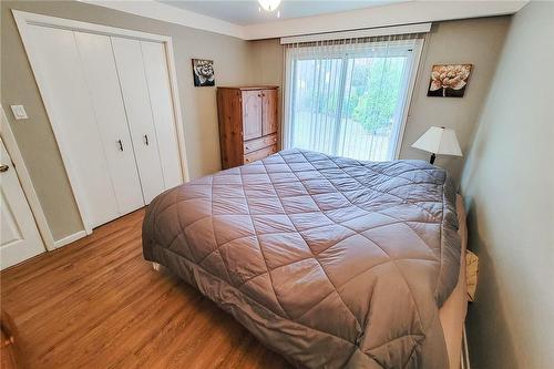 2145 Sandringham Drive, Burlington, ON - Indoor Photo Showing Bedroom