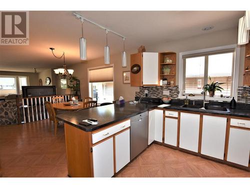 450 Ibis Avenue, Vernon, BC - Indoor Photo Showing Kitchen With Double Sink