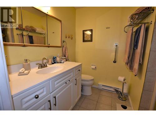 450 Ibis Avenue, Vernon, BC - Indoor Photo Showing Bathroom