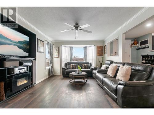 100 Greenwood Drive, Penticton, BC - Indoor Photo Showing Living Room