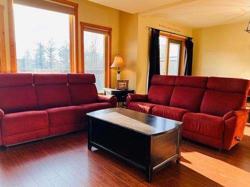 720 9Th Avenue, Invermere, BC - Indoor Photo Showing Living Room
