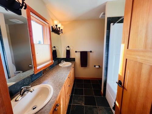 720 9Th Avenue, Invermere, BC - Indoor Photo Showing Bathroom