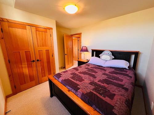720 9Th Avenue, Invermere, BC - Indoor Photo Showing Bedroom