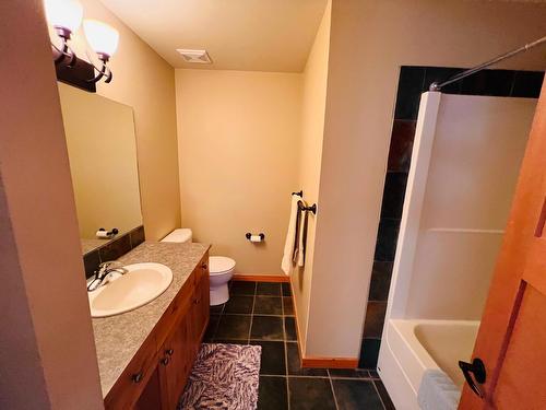 720 9Th Avenue, Invermere, BC - Indoor Photo Showing Bathroom