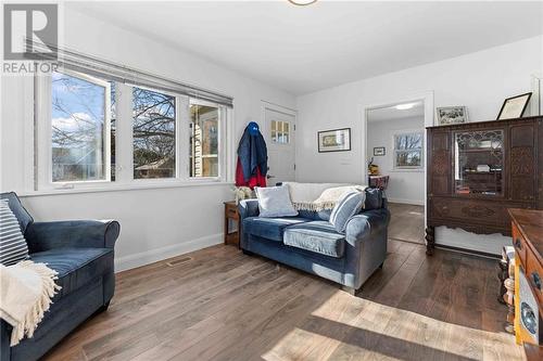 331 Fraser Street, Pembroke, ON - Indoor Photo Showing Living Room