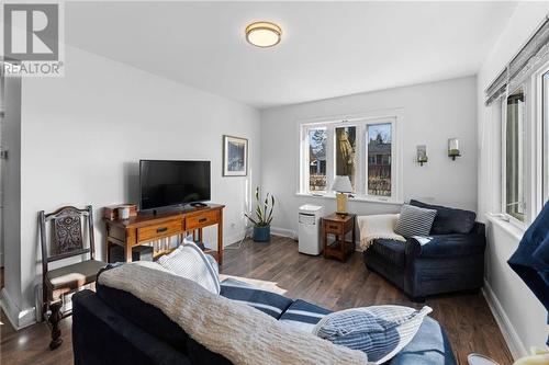 331 Fraser Street, Pembroke, ON - Indoor Photo Showing Living Room