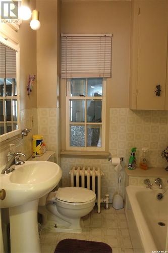 555 2Nd Street E, Shaunavon, SK - Indoor Photo Showing Bathroom