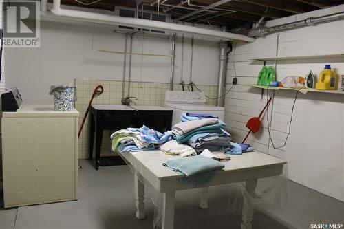 555 2Nd Street E, Shaunavon, SK - Indoor Photo Showing Laundry Room