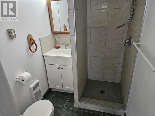 3433  6 Highway, Nelson, BC - Indoor Photo Showing Bathroom