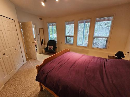 3433 Highway 6, Nelson, BC - Indoor Photo Showing Bedroom